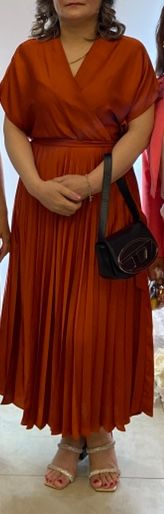 Продам шикарные красивые платья.