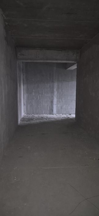 Karopka xolatidagi 2 xonali uy sotiladi. 3 xona qisa boladi.