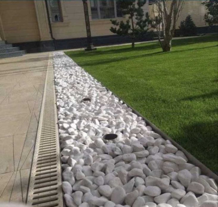 Брусчатка ва газон орасига бардюр орнига дренаж латок+копког