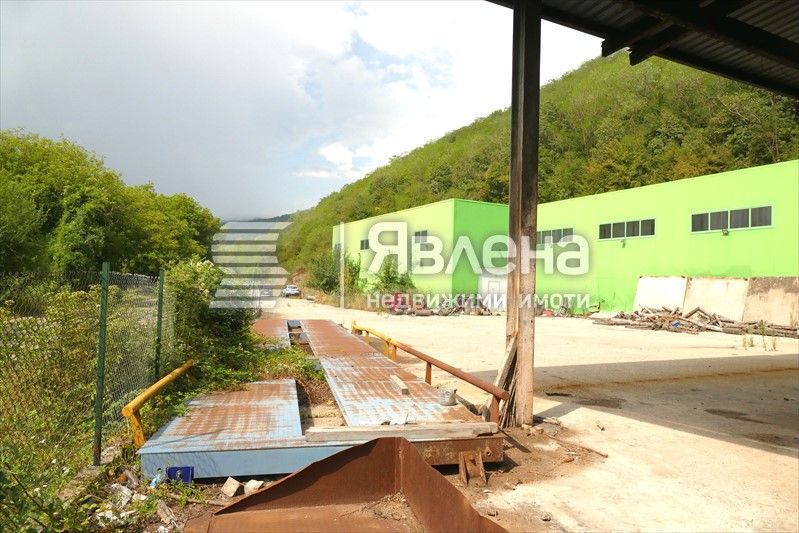 Продава се Магазин в с. Говежда, Област Монтана - 2674 кв.м за 138 €/кв.м - Снимка #2