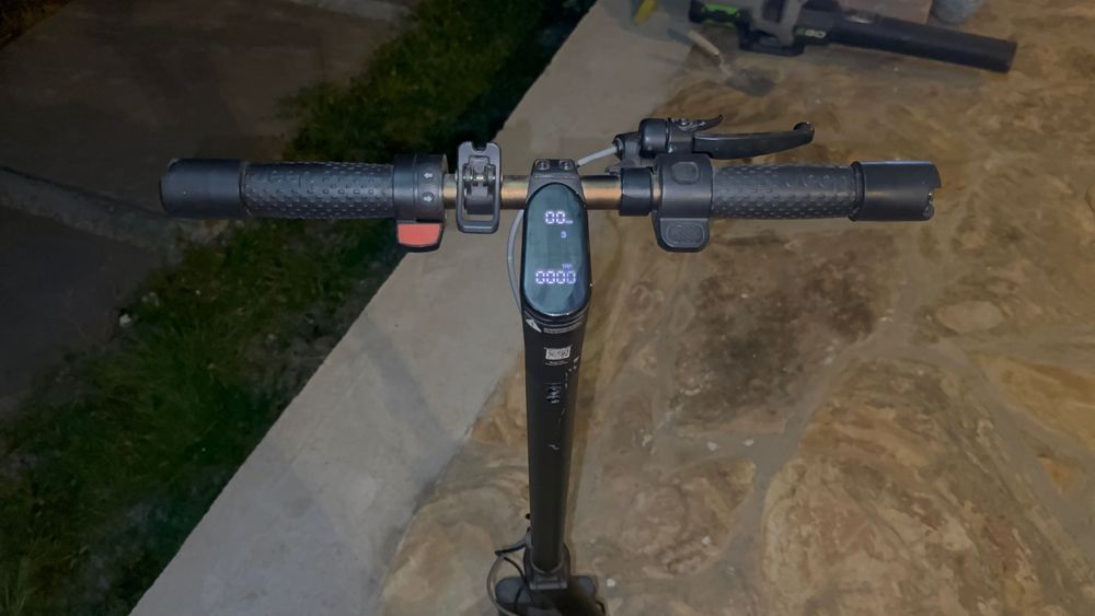 Cadou Ziua Copilului Trotineta electrica Jeep 2xe Sentinel, Semnalizare, Autonomie max. 25 Km, Viteza max 25 Km/h