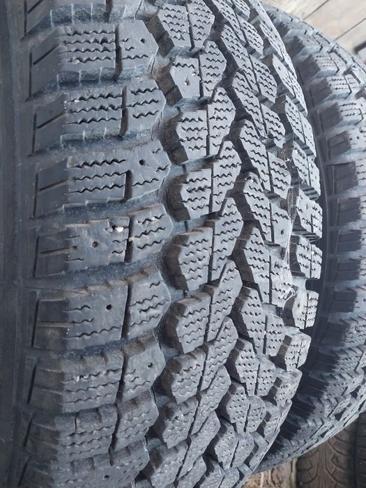 2 шины Amtel 215 65 R15. Есть микротрешины.