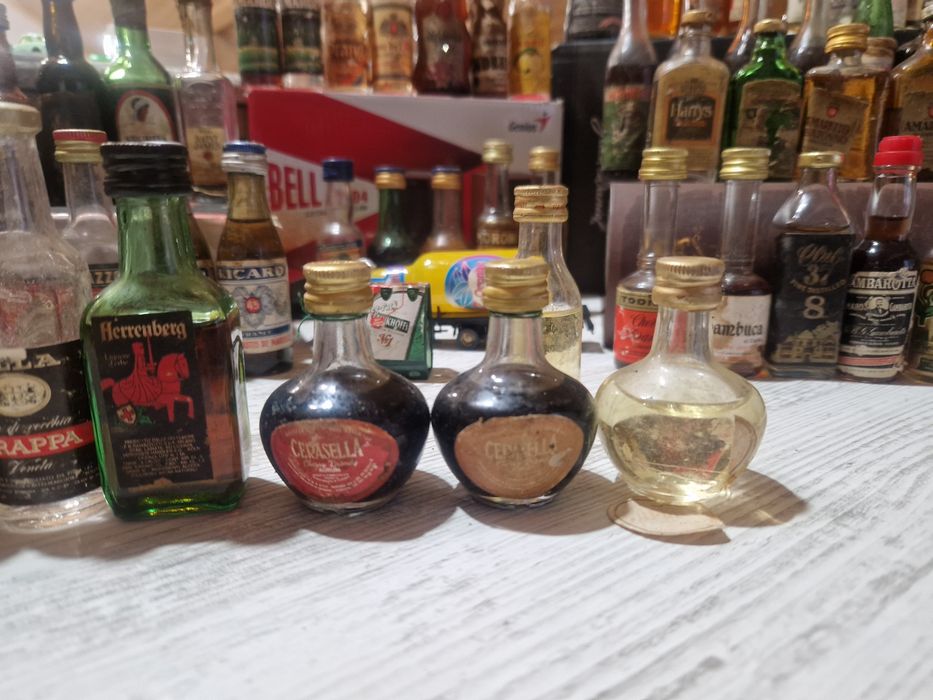 Sticlute miniaturi fără alcool