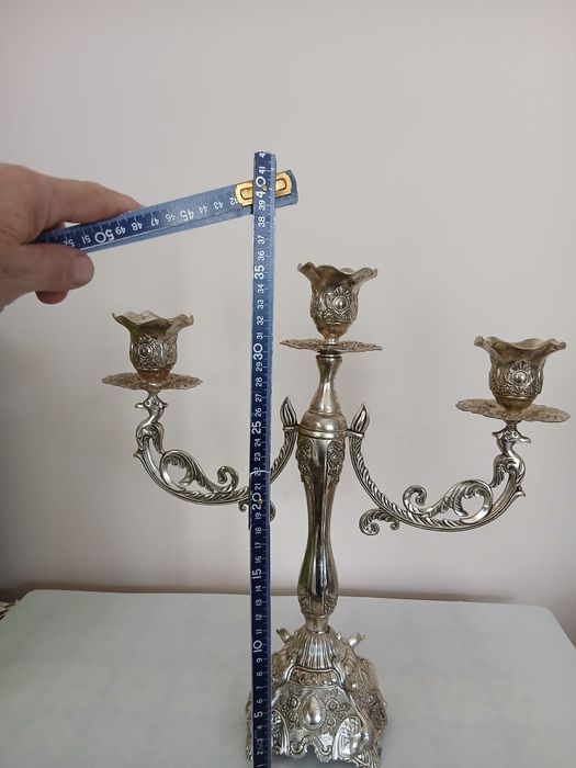 Sfeșnic din metal argintat.