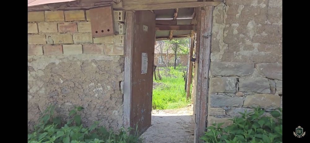 Къща с голям двор в село Конак