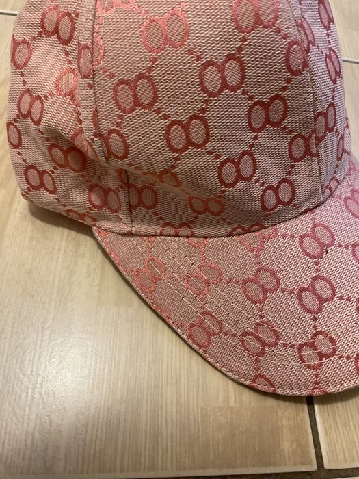 sapca roz gucci.