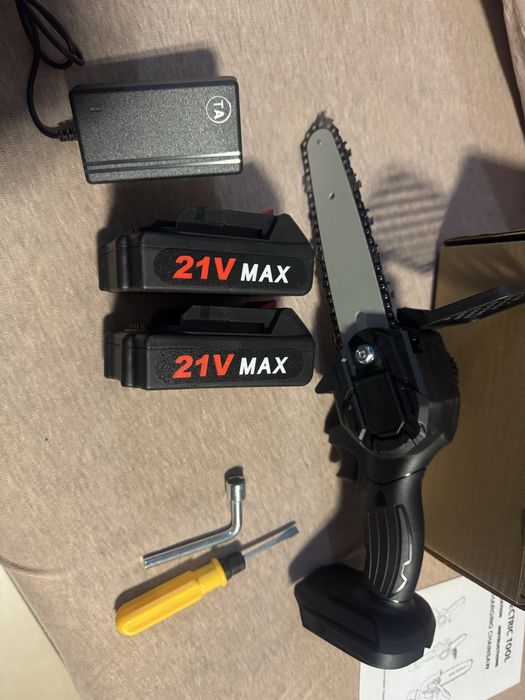 НОВА акумулаторна резачка за дърва и клони с 2 батерий и зарядно