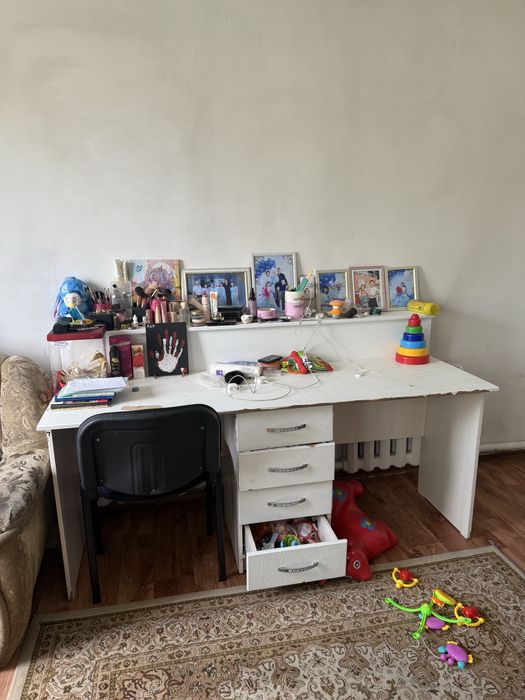 Детская двухярусная кровать, комод, парта