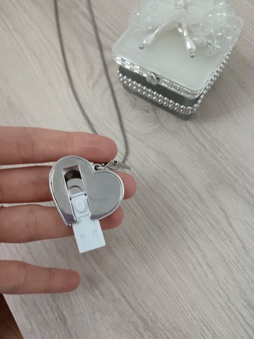 Колие сърце със скрита флашка в него