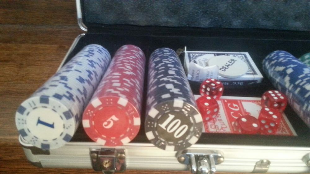 Set poker cu 300 jetoane neimprimate. Cutie aluminiu.  Nou! Sigila