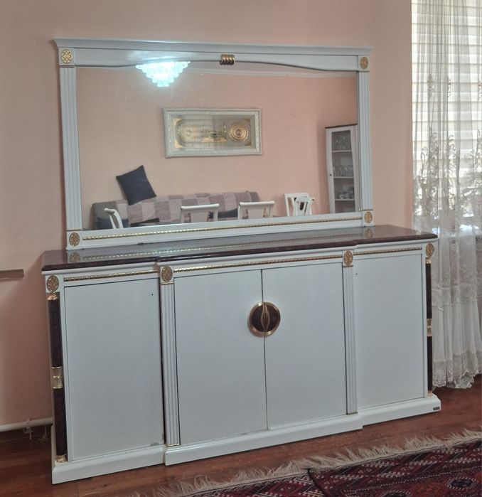 Продается комплект в зал  "Версаче" (б/у) белый.