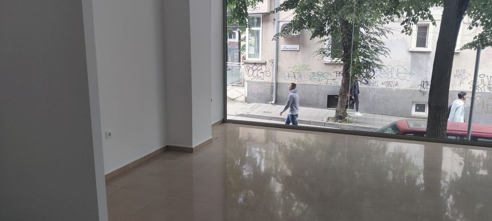 Дава се под наем Магазин в Благоевград, Идеален център - 34 кв.м за 357 € - Снимка #1