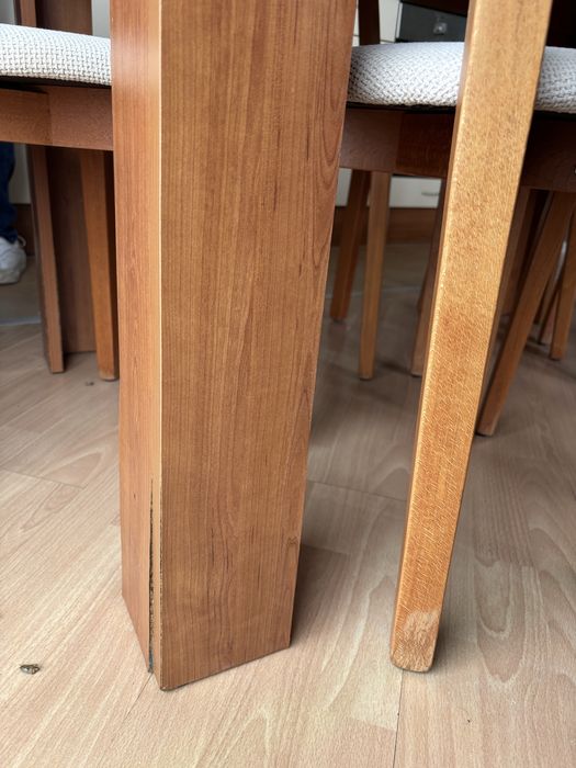 Шест трапезни стола и подарък маса