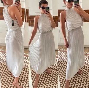 Бяла дълга рокля