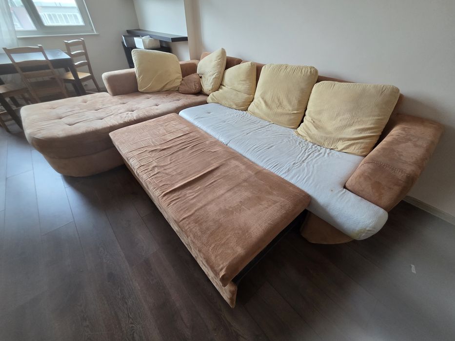 Диван - разтегателен с масто за съхранение.