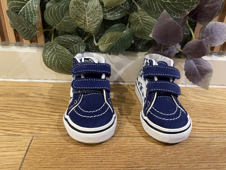 Vand adidasi bebelusi Vans noi