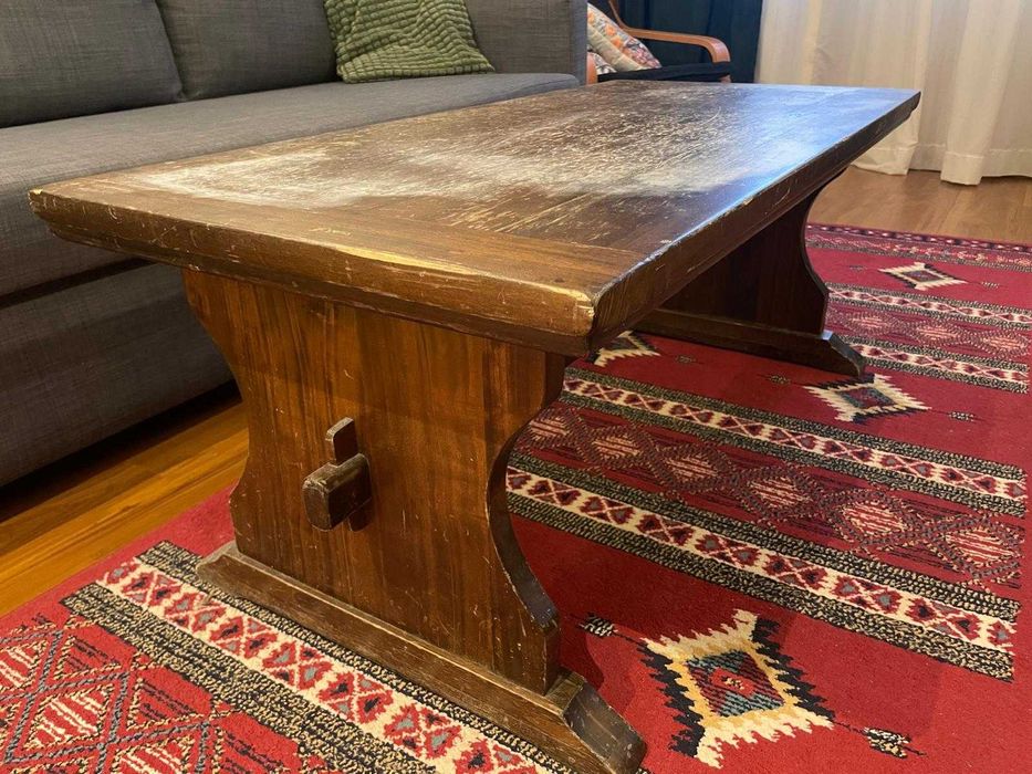 Masuta canapea din lemn masiv, traditionala, necesita rebaituire.