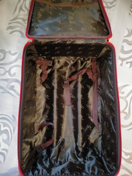 Продам чемодан кожаный красный