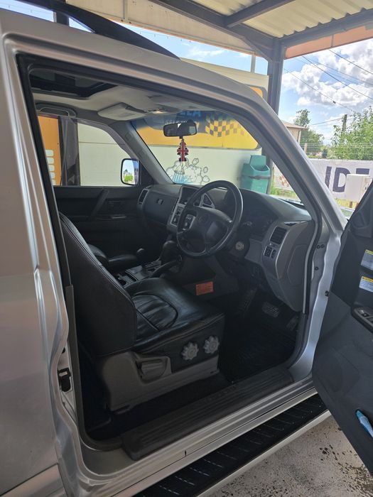 Vând Mitsubishi Shogun  An 2004 3 uși, motor 3.2 diesel, tracțiune 4x4, volan pe dreapta. AC Funcțional  Acte Valabile pana in 2027