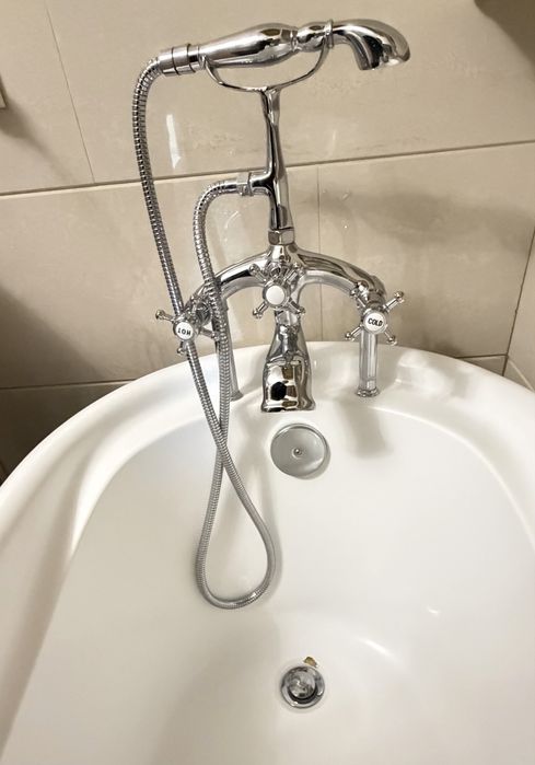 Продам ванну и зеркало со шкафом