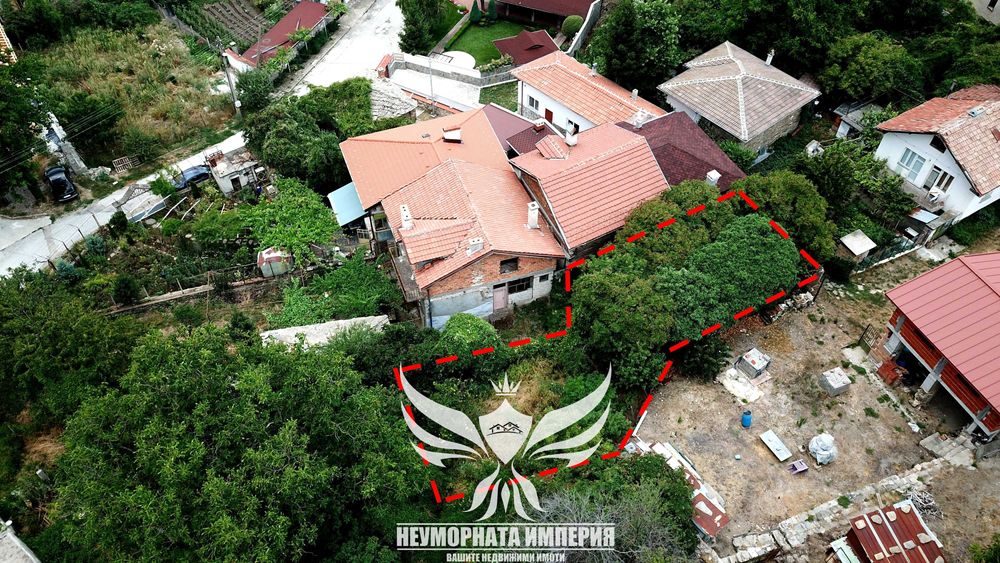 Продавам двуетажна стара къща 60РЗП с хубав двор 234кв. с.Лясково