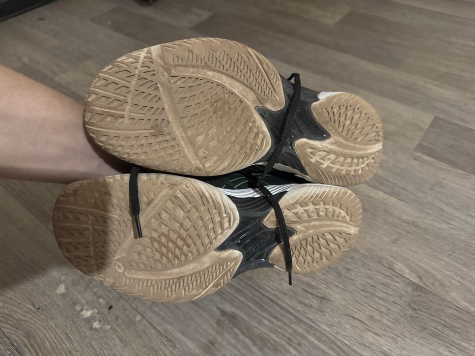 Спортивные кроссовки