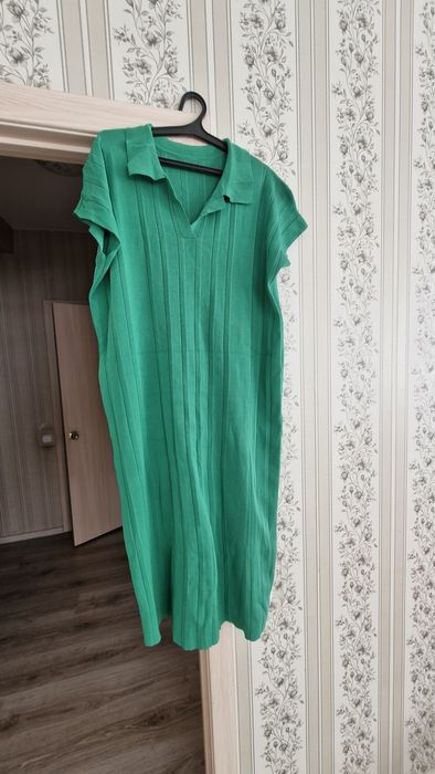 Платье зеленое повседневное.