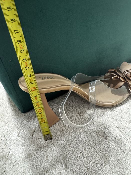 Красиви нови Зара, Zara