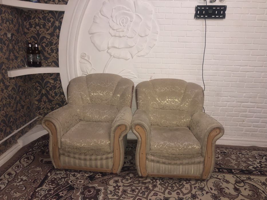 Divan Kreslo sotiladi