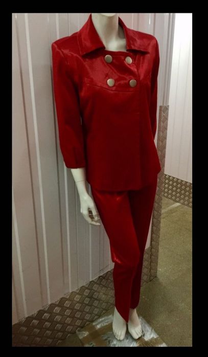 Superb costum roșu . M 38-40