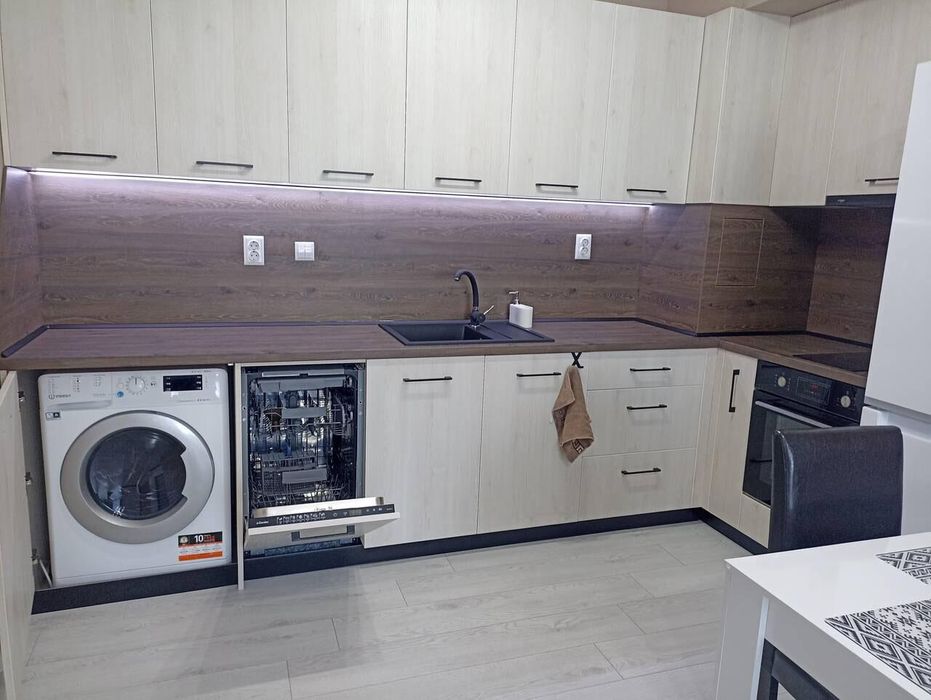 Дава се под наем Двустаен апартамент в Бургас, Изгрев - 60 кв.м за 510 € - Снимка #1