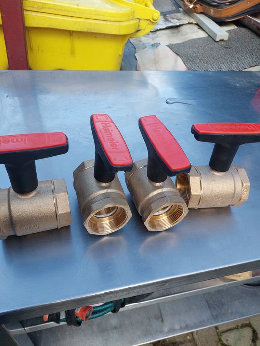 Vând 4 jucării de robineți de 2 țol