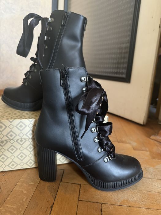 Черни боти на висок ток