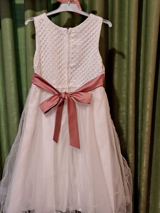 Vand rochie pt fetite de 10 - 11 ani