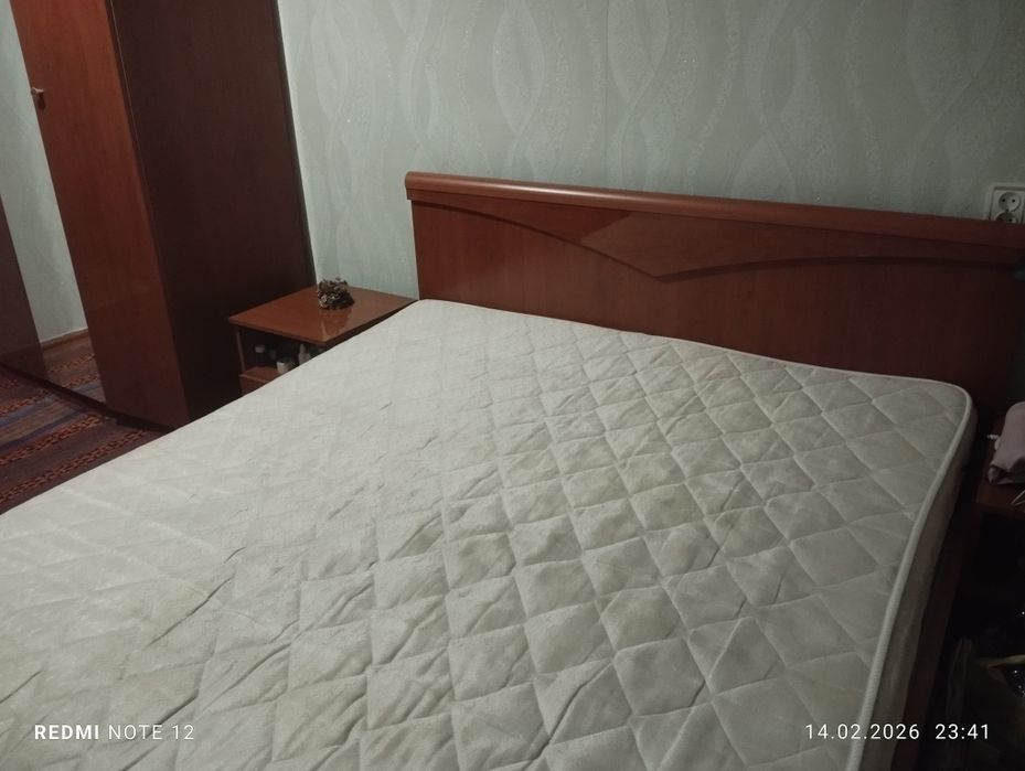 Продам двухспальную кровать и 2 тумбочки