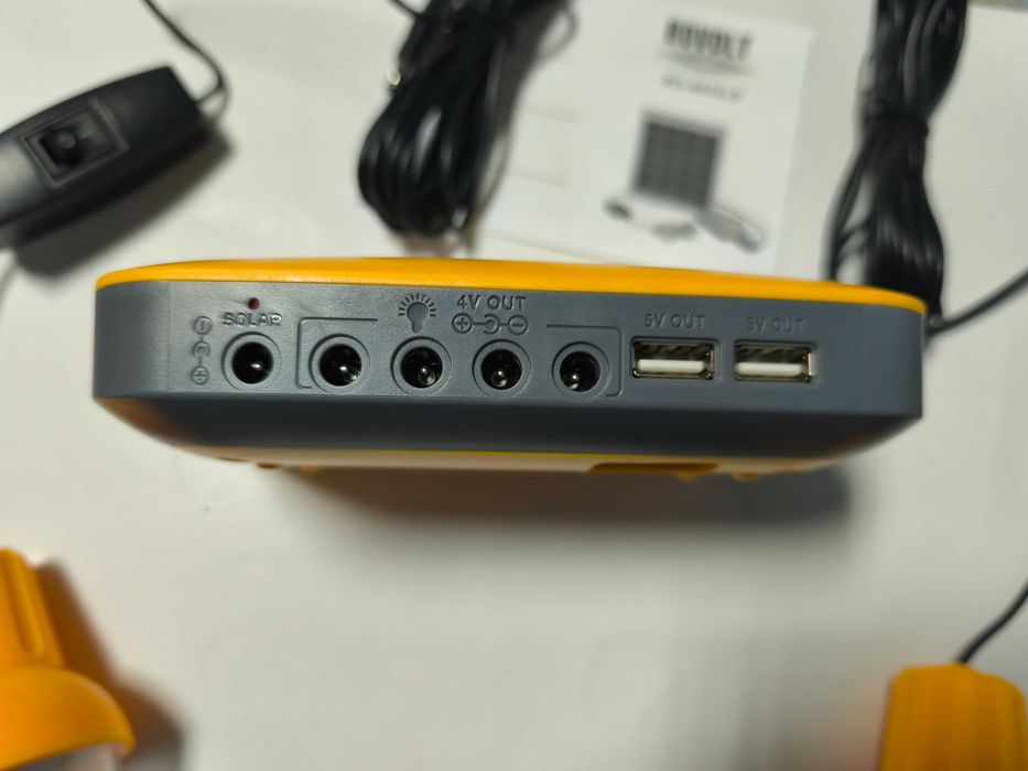 Panou solar cu 2 becuri si incarcare mobila