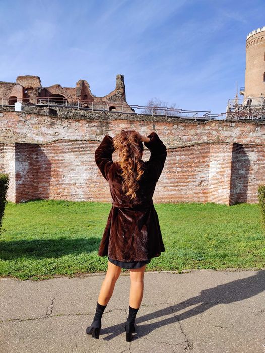 Haina blana lunga de nurca [Amanet Club Caro]