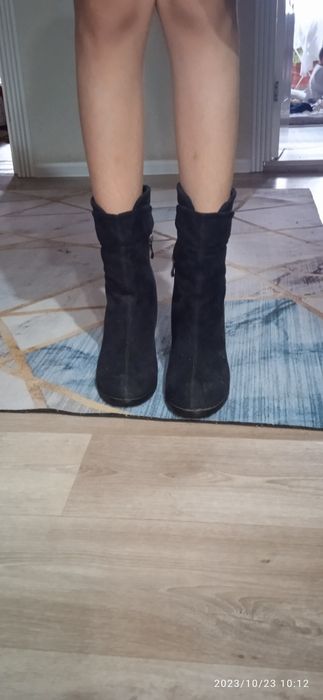 Продаю замшевые ботинка