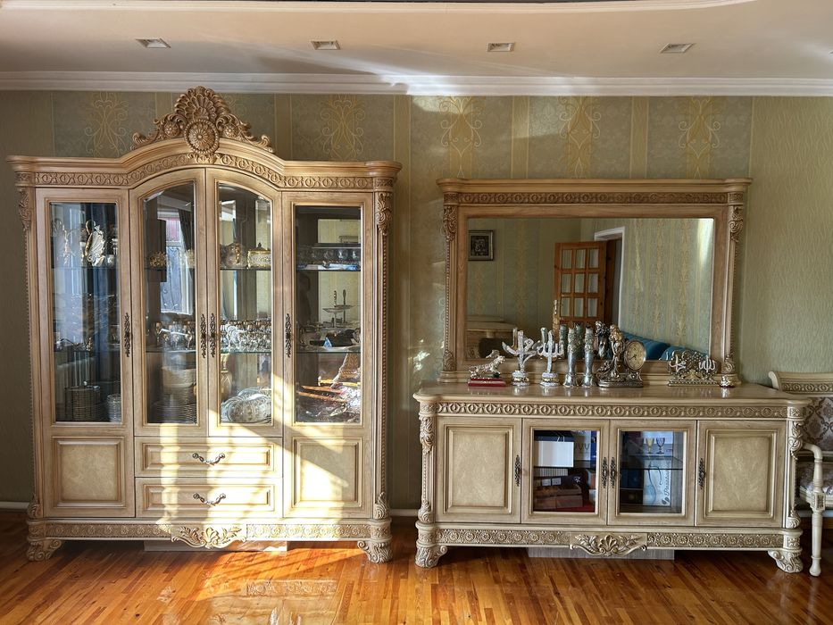 Комплект комод, горка, стол и стулья