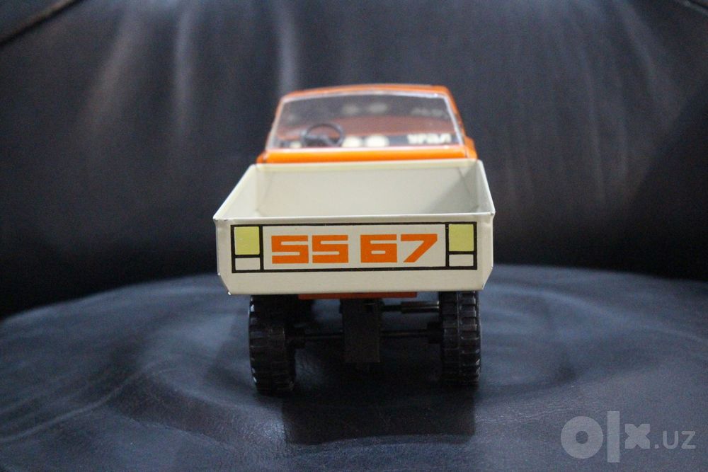 Игрушка металлическая автомашина Урал с заводным ключом 1975 года