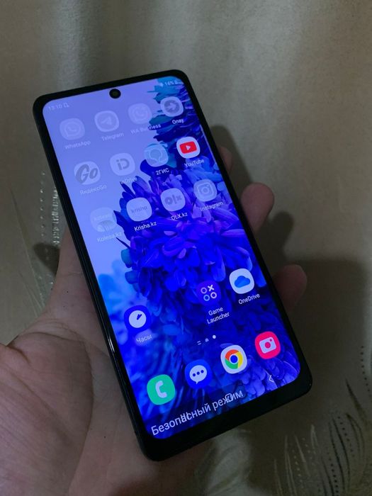 В продаже Самсунг S20FE.