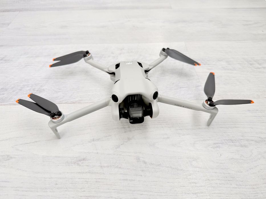 DJI Mini 4 Pro 4K Fly More Combo + DJI RC 2 + protectie ecran și elici