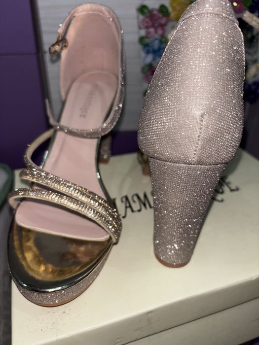 Обувки на висок ток