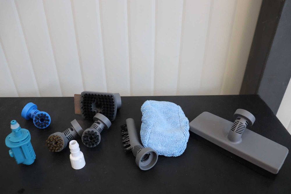 Парочистачка Black Decker  1300W Бяла, лек дефект на дръжката