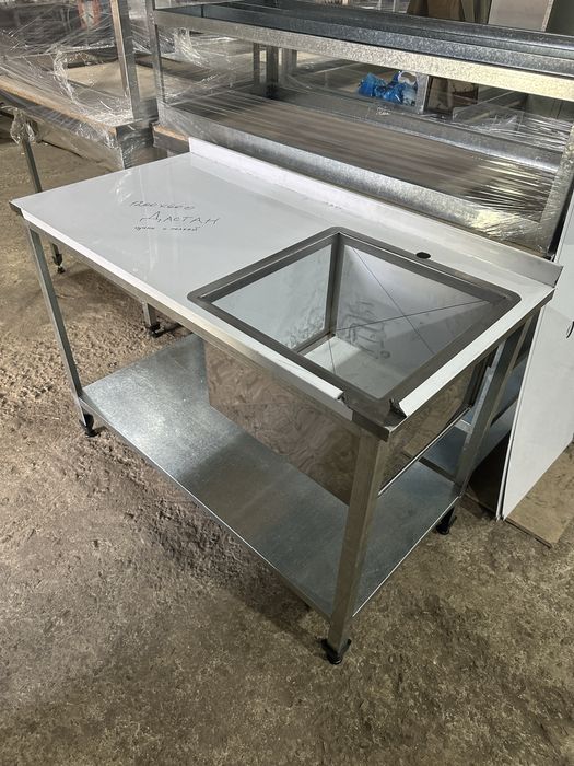 Стол-мойка из нержавейки.