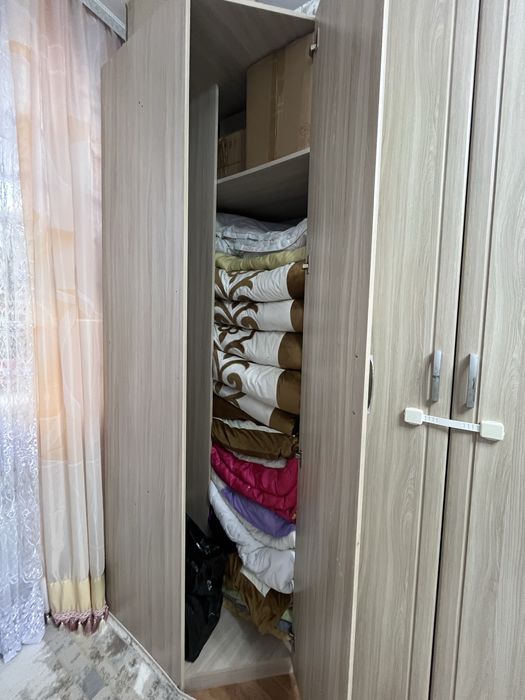 Продается угловой трех двернный шкаф