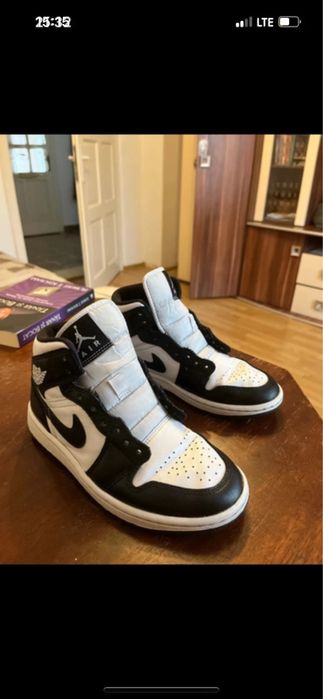 Jordan 1 mid panda