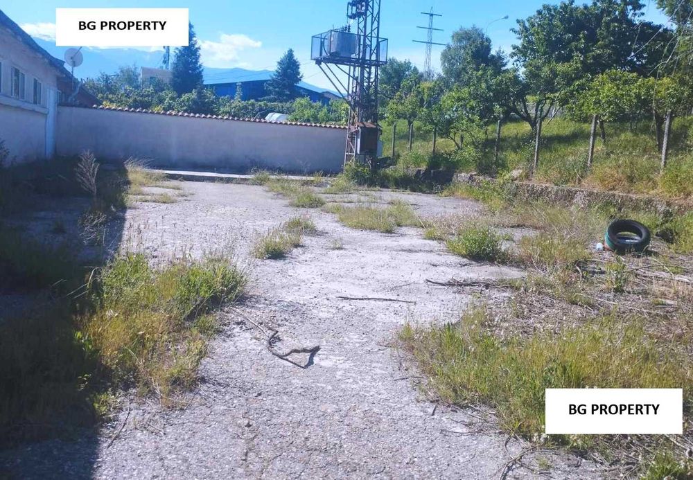 Продава промишлено помещение - сграда с двор