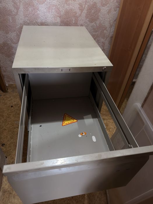 Железный ящик для документов