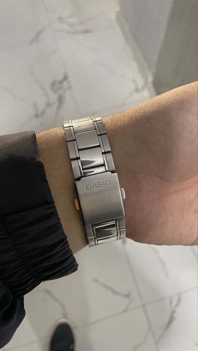 Продаю часы Casio с гарантией